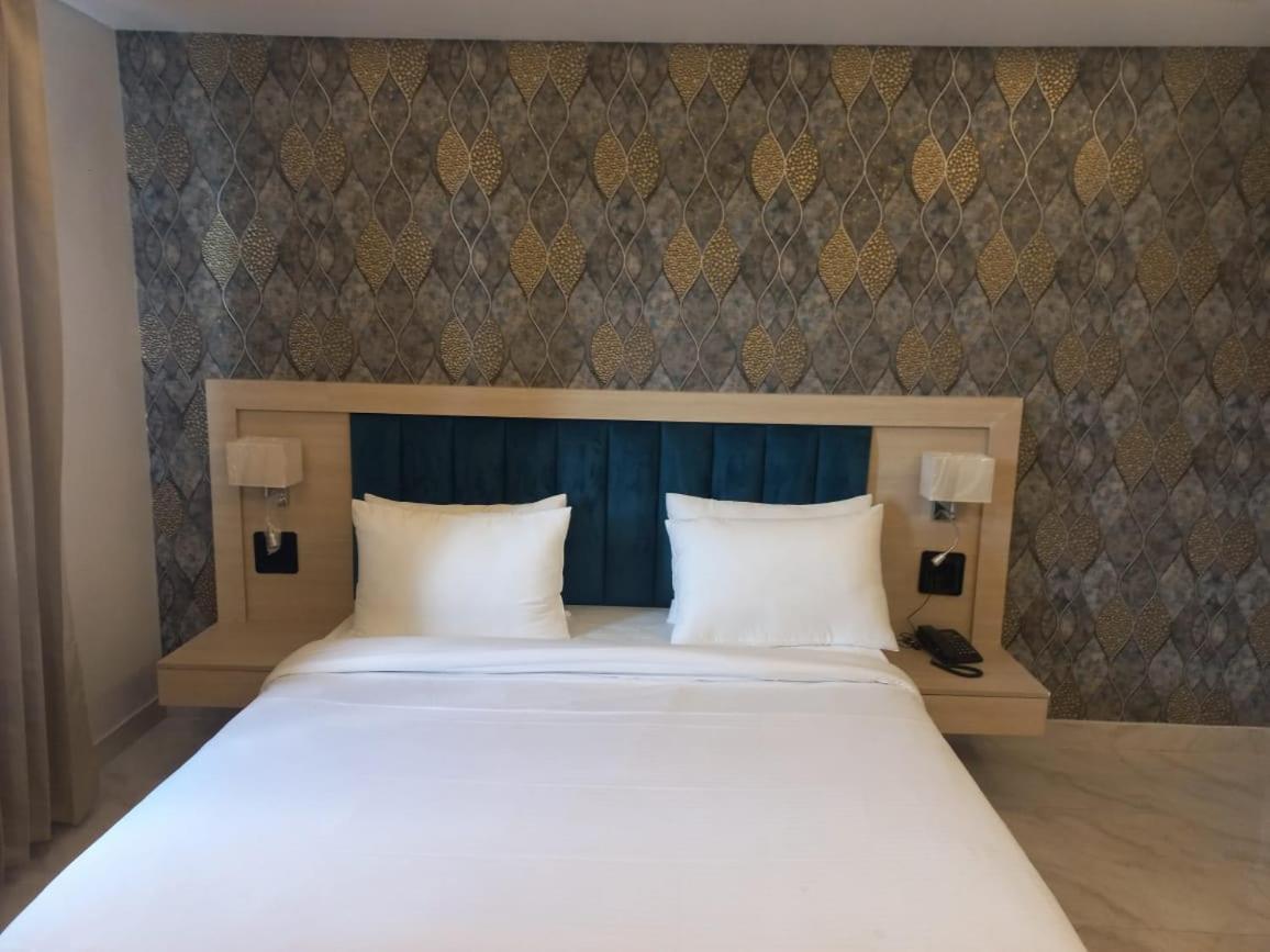 Hotel Holiday Grand Greater Noida Ngoại thất bức ảnh